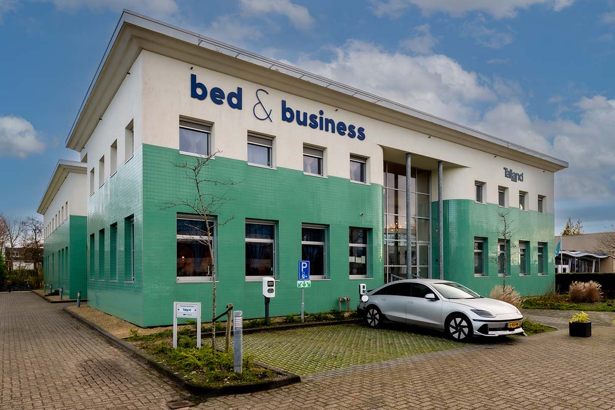 Bed en Business gebouw schuin van voren met auto op de parkeerplaats