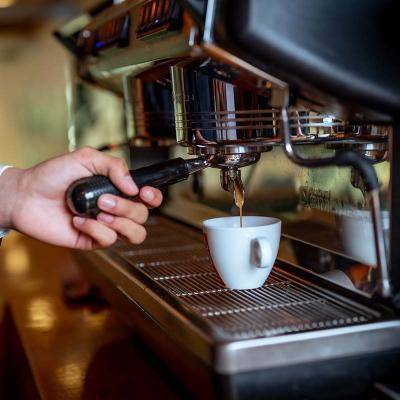 Koffie bereidt door barista