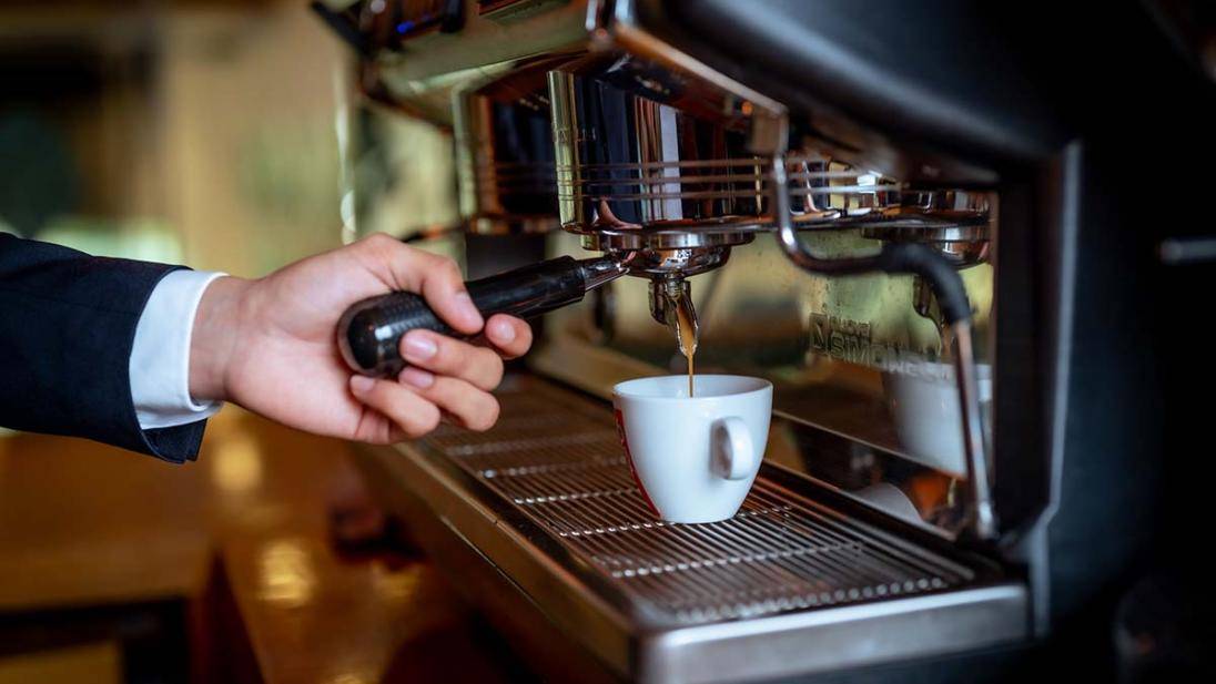 Koffie bereidt door barista
