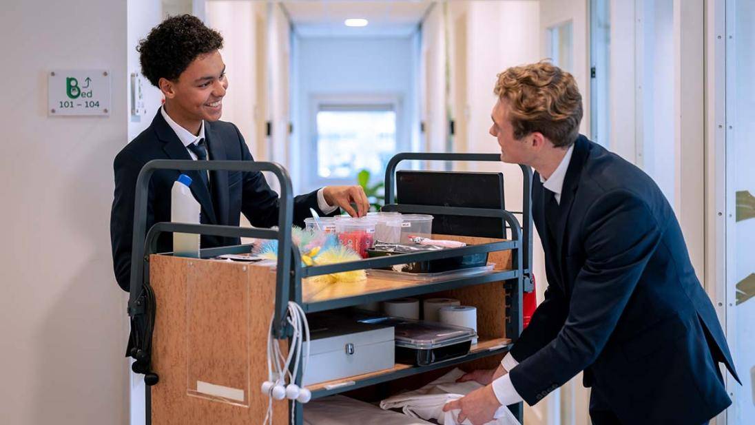 Close-up van twee studenten met een schoonmaakdag