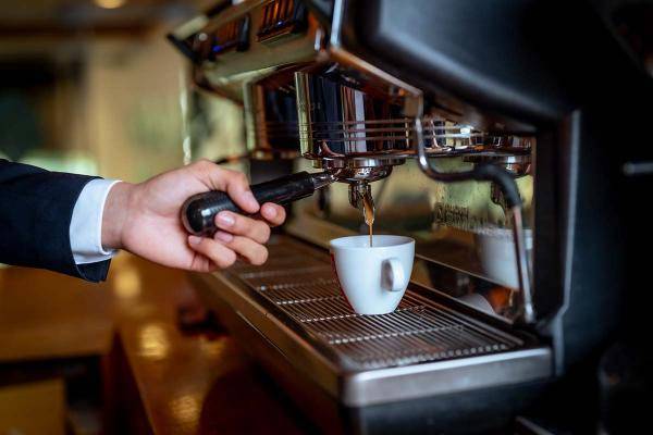 Koffie bereidt door barista